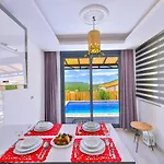Luxury Meri With Pool And Jakuzi In *