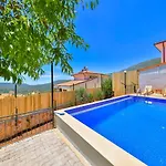 Luxury Meri With Pool And Jakuzi In *