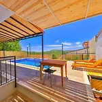 Luxury Meri With Pool And Jakuzi In *
