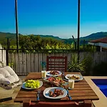 Luxury Meri With Pool And Jakuzi In *