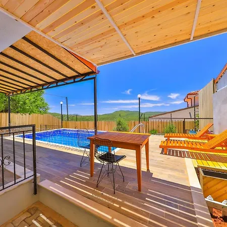 Luxury Meri With Pool And Jakuzi In *