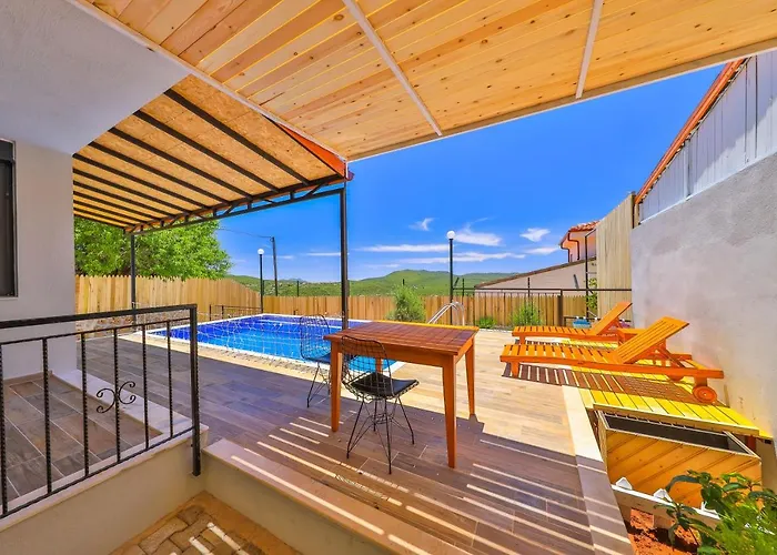 Luxury Meri With Pool And Jakuzi In *